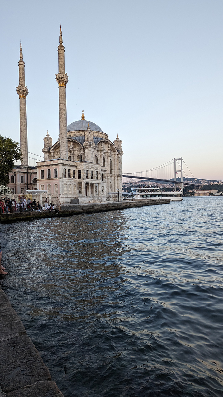 Auf dem Bild sieht man eine Camii in Istanbul. In dieser Moschee werden Durus in türkischer Sprache für die Gemeinschaft abgehalten.